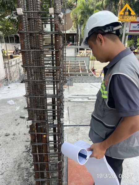 Kỹ sư tư vấn giám sát kiểm tra thép cột để lập báo cáo
