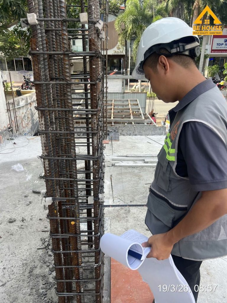 Kỹ sư tư vấn giám sát kiểm tra thép cột để lập báo cáo