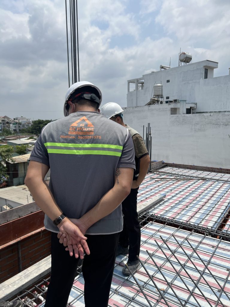 Đội kỹ sư BeHouse kiểm tra, nghiệm thu thép sàn mái