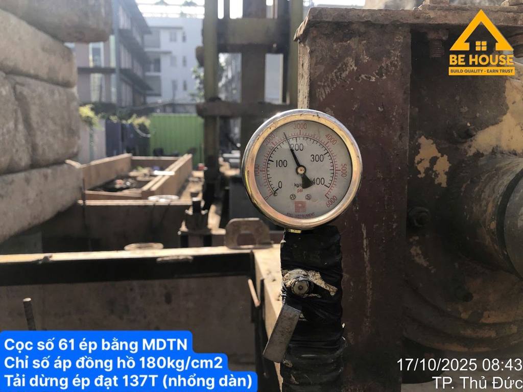 Kiểm tra áp lực ép cọc trên đồng hồ máy ép cọc