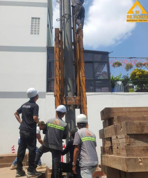 Kỹ sư BeHouse giám sát ép cọc bê tông tại công trình nhà phố