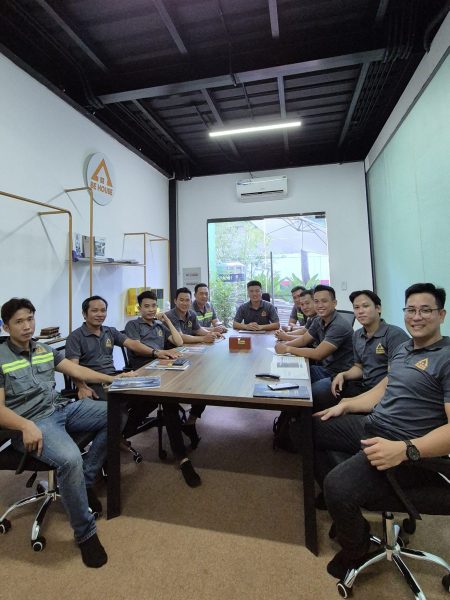 Kỹ sư BeHouse họp rà soát hồ sơ dự án tại văn phòng