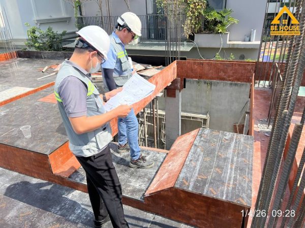 Kỹ sư giám sát đối chiếu bản vẽ khi kiểm tra cốp pha