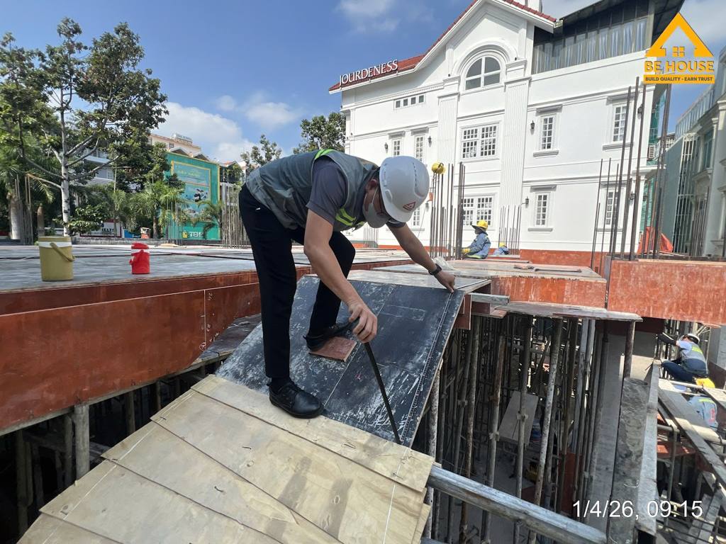 Kỹ sư kiểm tra cốp pha dầm móng trước khi đổ bê tông