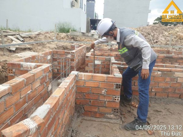 Kỹ sư kiểm tra xây gạch móng, cốp pha gạch đài móng