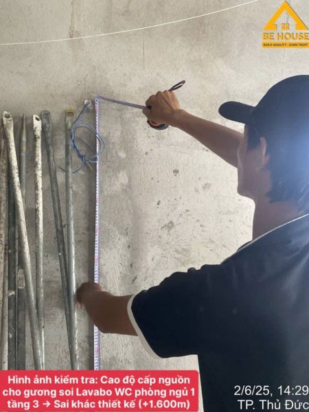 Kỹ sư giám sát phát hiện sai cao độ cấp nguồn điện WC so với thiết kế