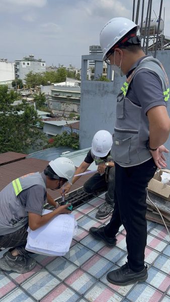 Kỹ sư tư vấn giám sát đối chiếu bản vẽ khi nghiệm thu thép sàn