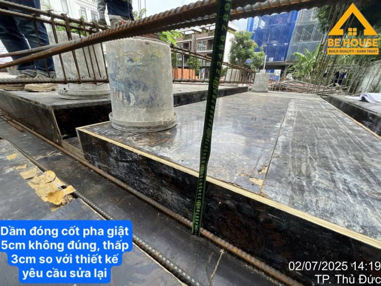 Phát hiện cốp pha dầm thấp 3 cm so với thiết kế, yêu cầu nhà thầu sửa lại