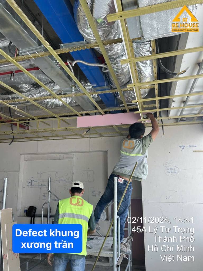 Kỹ sư kiểm tra danh sách lỗi khung xương trần giật cấp văn phòng